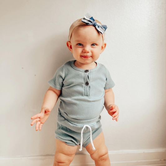 طقم تي شيرت صيفي أكمام قصيرة وشورت من قطعتين