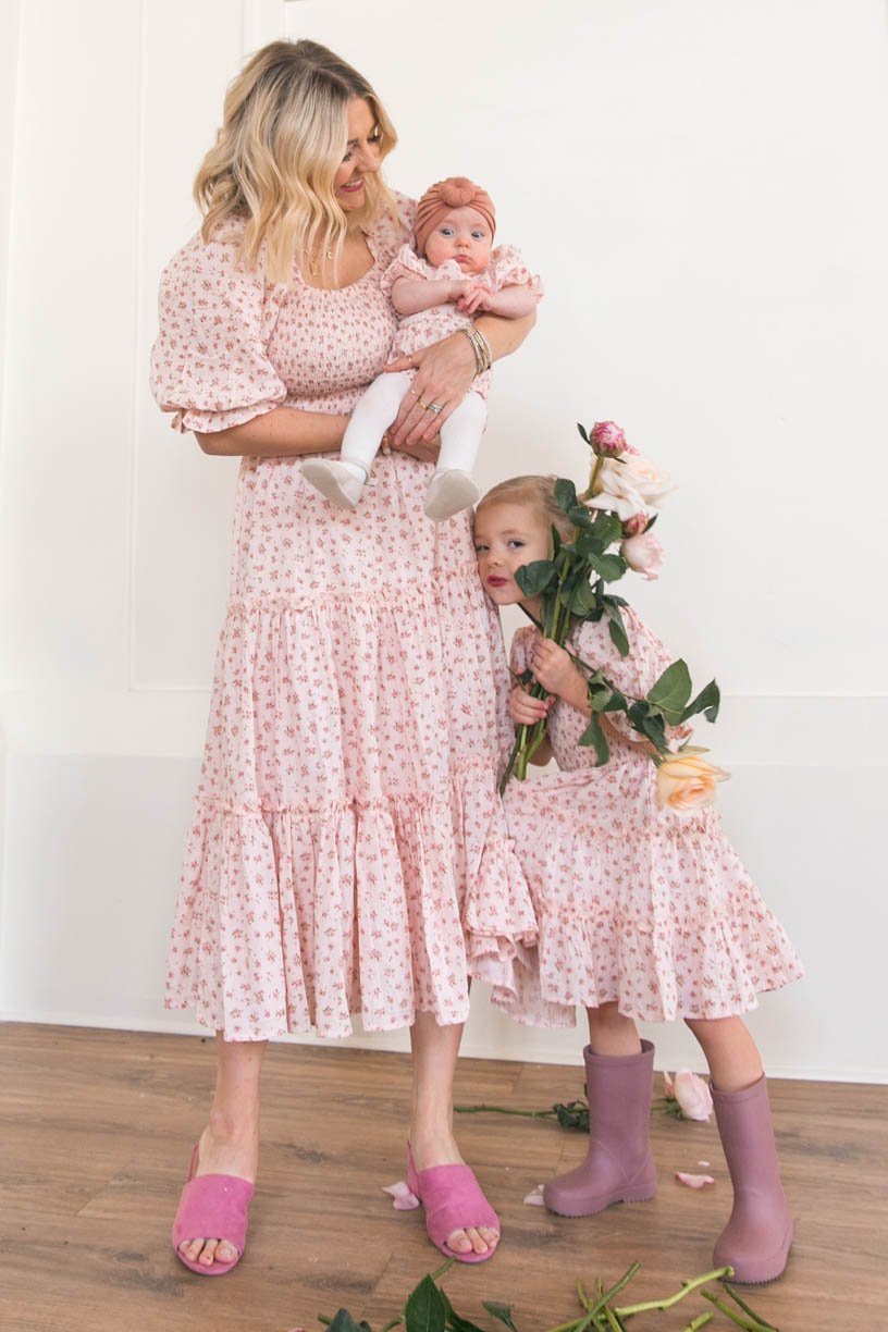 Vestidos de princesa a juego con manga farol y estampado floral rosa6