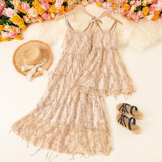 فستان بحمالات مزين بالترتر للأم والابنة