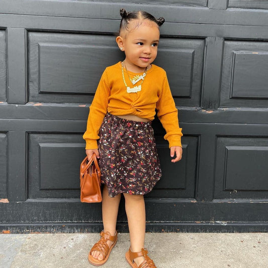 توب بأكمام طويلة وتنورة طقم من قطعتين